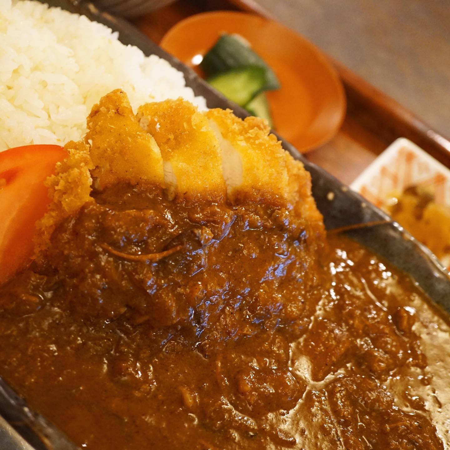 はい、来ましたよ！　夏限定ランチ・チキンカツカレー！　こっくりリトスタカレーがたっぷりかかった、カリッとサクッとジューシーなチキンカツ。チキンカツとして食べて美味しく、カレーとして食べて美味しく、カツカレーとして食べればやっぱり美味しい。カレーをケチっちゃいけないよ、あくまでたっぷりかけなくちゃ。この夏、景気づけにチキンカツカレーで勝つ！！（何に？）（麻）