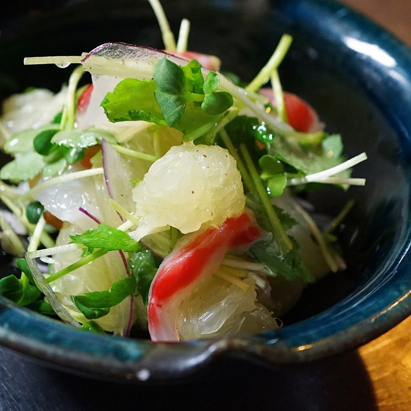 さてと週末！さっぱりお魚メニューは「白身魚の昆布じめとグレープフルーツのマリネ」！昆布の旨味を含ませた真鯛はざくざく香味野菜とみずみずしいグレープフルーツとあわせてさっくり柚子マリネ！（お）