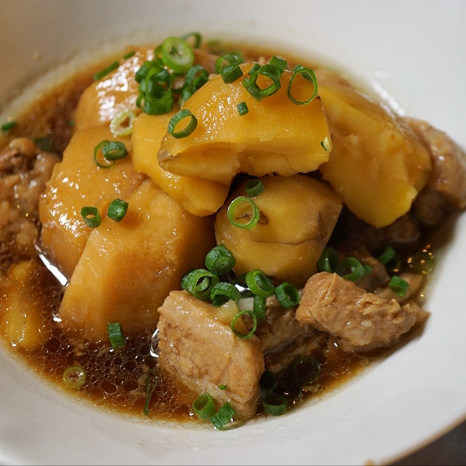 さらに秋の味覚は栗に里芋！ダブルでおいしい！「栗と里芋、豚肉のこっくり煮」！栗の甘味にさっと揚げした里芋のおいしさ！しっかり豚肉の旨味も相まって、こっくり甘辛〜く煮付けた秋の煮物！（お）