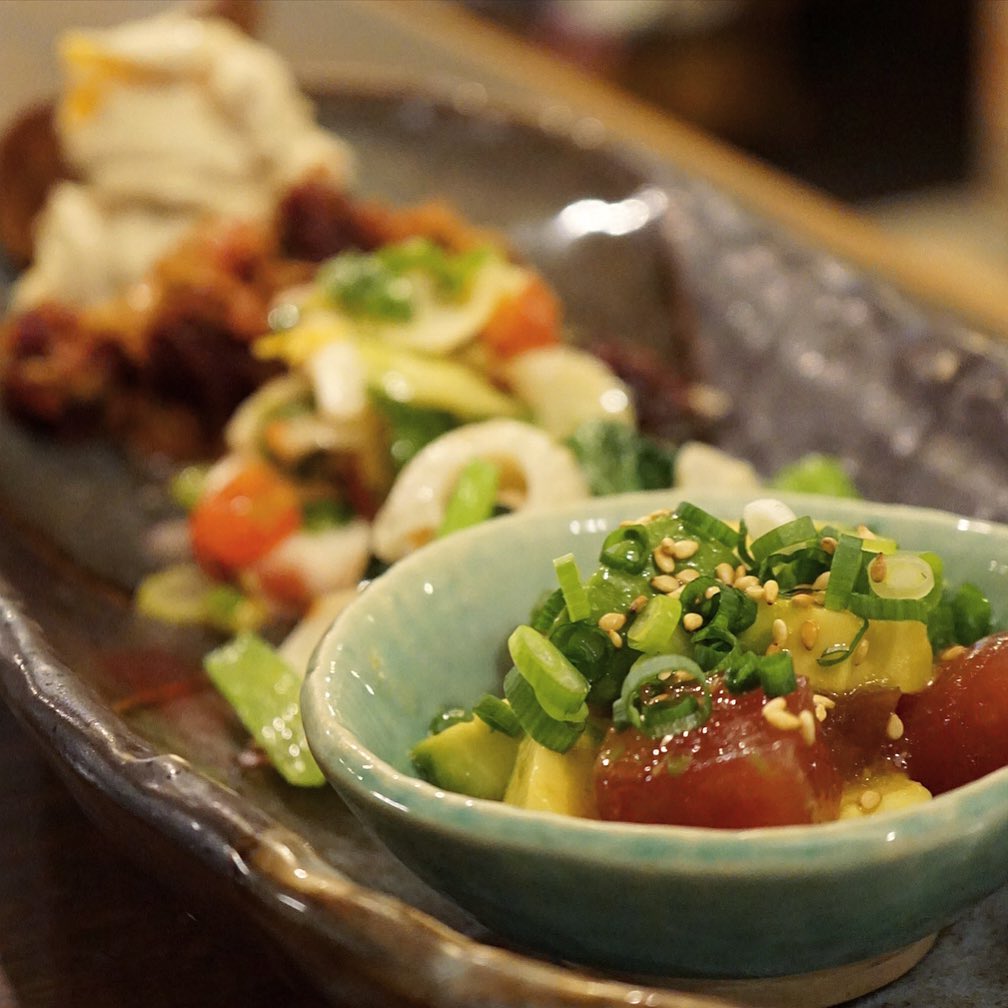 さてとすっかり寒くなってきましたねと木曜日…ちょこちょこ秋の冷菜で「前菜ちょこもり」はまぐろとアボカドのわさびあえから柿とくるみの白あえまで秋の日本酒新酒はひやおろしにもうってつけ！（お）