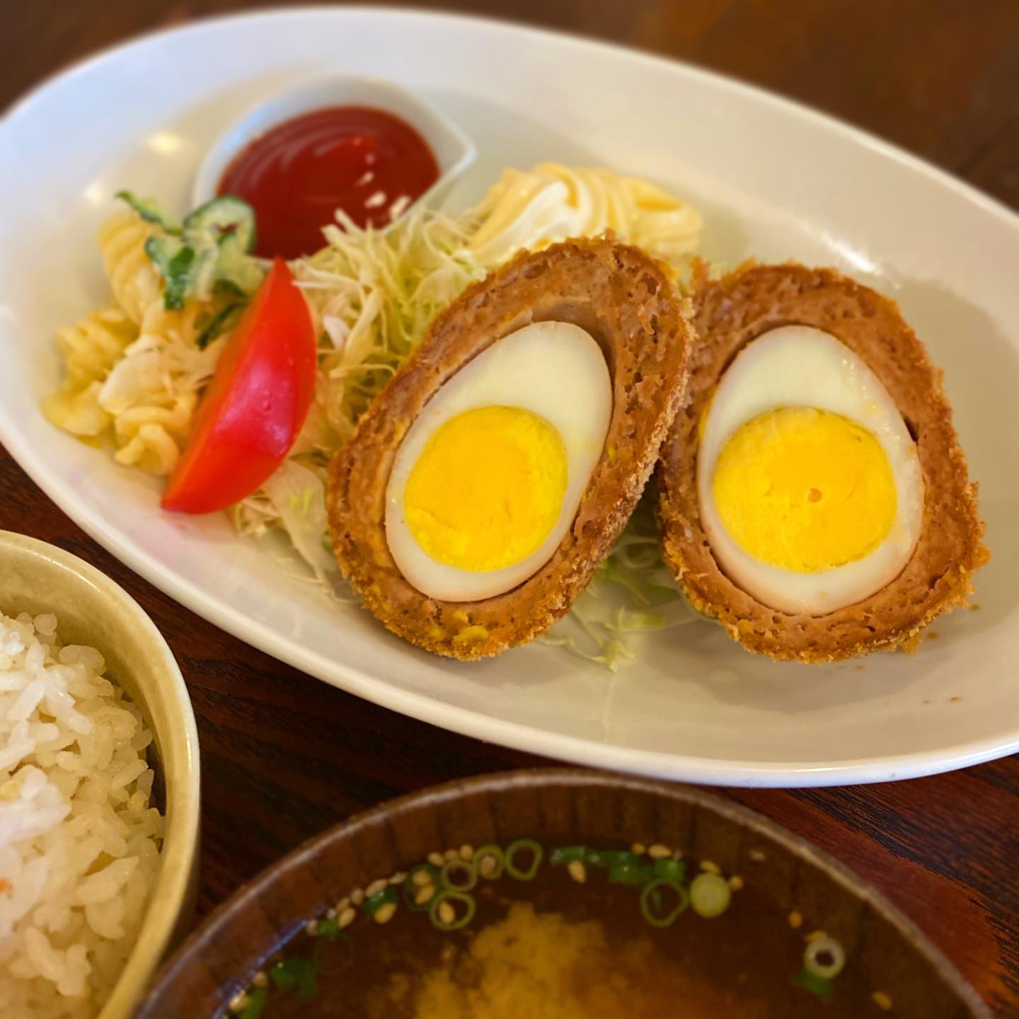 さて、暇でしたよ、ランチ！　自粛ムードかも知れません。でも、お弁当できますよ！スコッチエッグ弁当は冷めても美味しいと思います。もちろん今夜のボジョレ・ヌーボーに合わせてもよろしいかと！（麻）