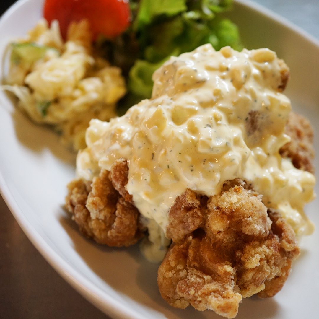 この頃はランチでも定番で昼も夜も老若男女問わず？人気メニューは「鶏のから揚げ・タルタルソース」！とろ〜り自家製タルタルソースはやさしいお味！もちろんビールにもうってつけ！タルタルさえあれば無敵だぜっ！（笑）（お）