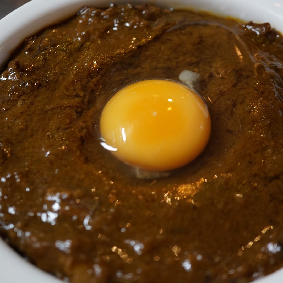 今夜の〆なら「リトスタ焼きカレー」！真ん中くぼみに玉子だよ！とこの上からチーズをのっけてから焼いちゃうからね！ホントに焼いちゃうんだからねっ！（笑）（お）